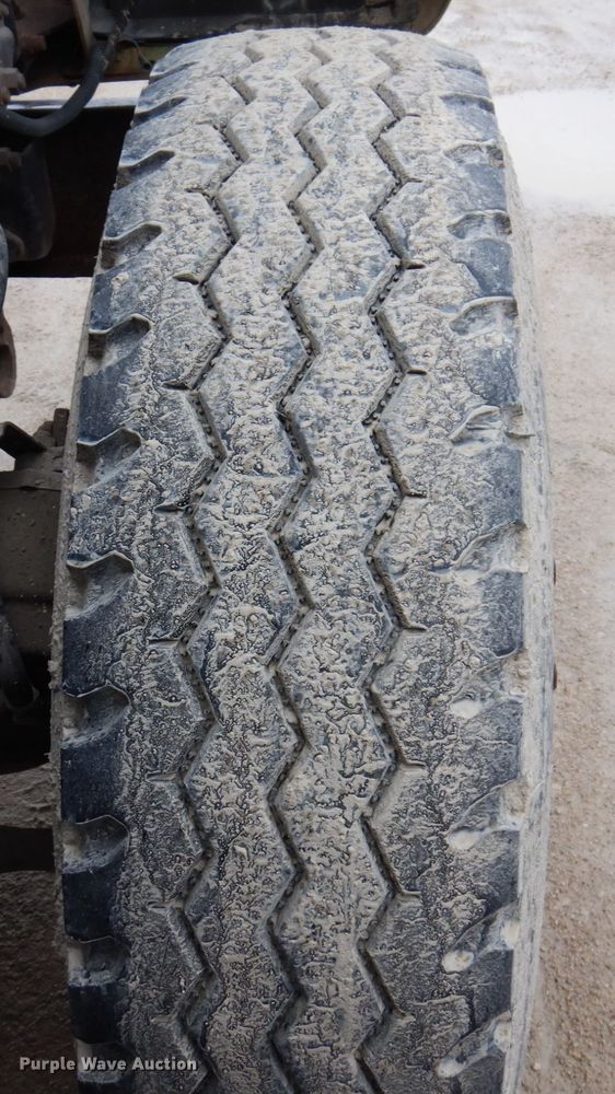 image for item IM9861 1995 Mack RD Series  roll-off container truck