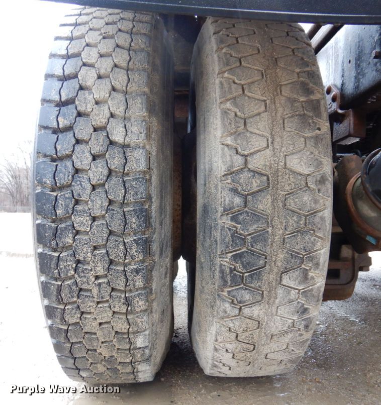 image for item IM9861 1995 Mack RD Series  roll-off container truck