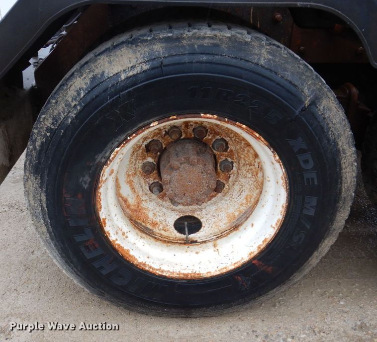 image for item IM9861 1995 Mack RD Series  roll-off container truck