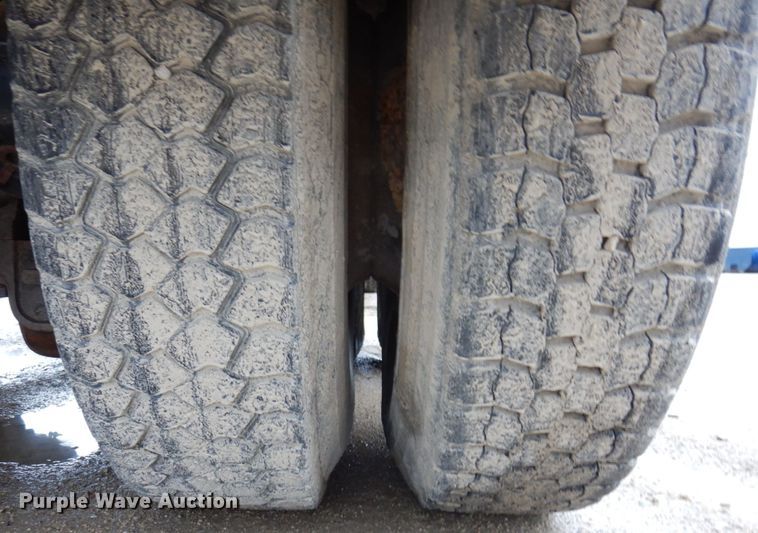 image for item IM9861 1995 Mack RD Series  roll-off container truck