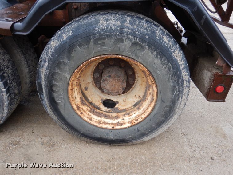 image for item IM9861 1995 Mack RD Series  roll-off container truck