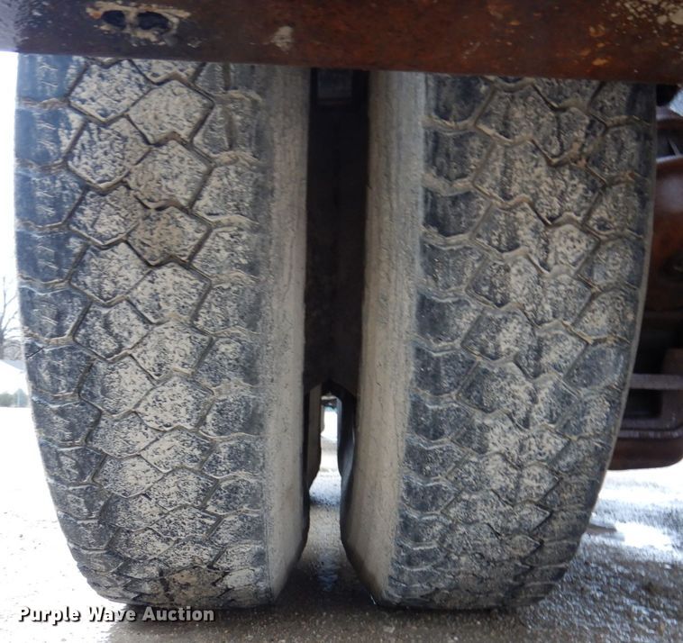 image for item IM9861 1995 Mack RD Series  roll-off container truck