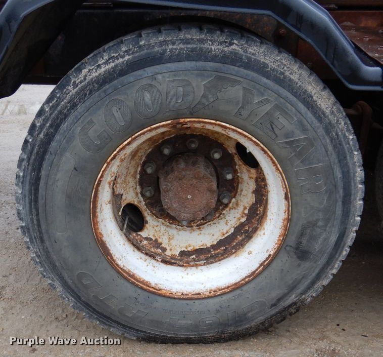 image for item IM9861 1995 Mack RD Series  roll-off container truck