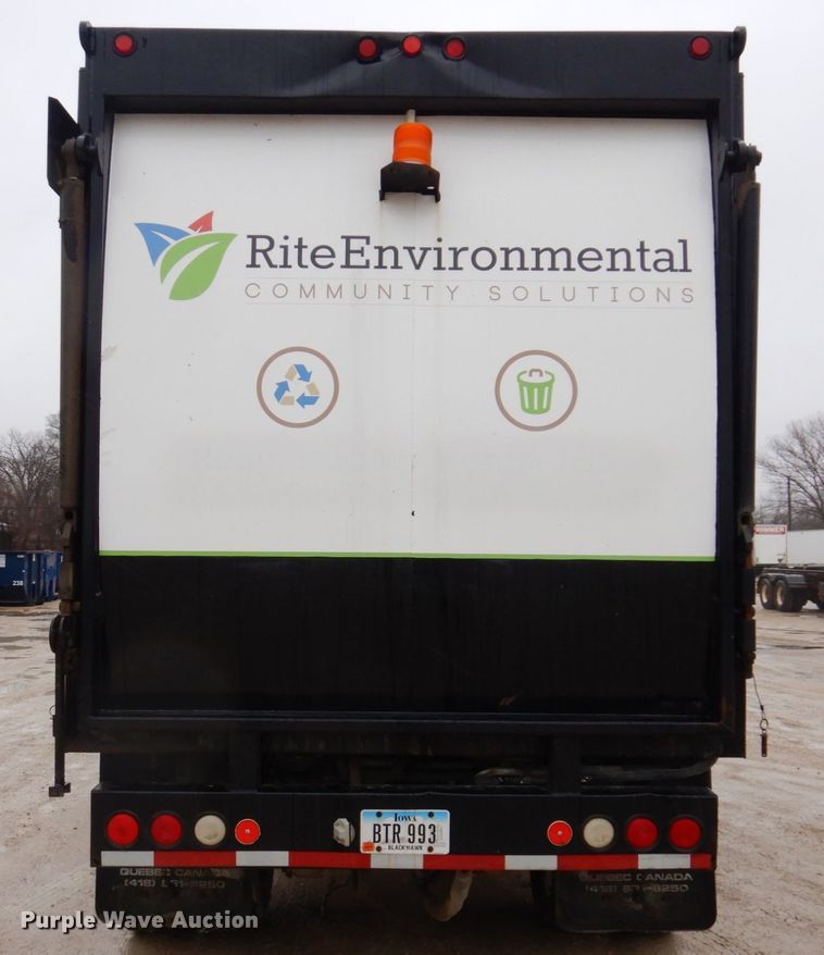 image for item IM9862 1999 International 4900  refuse truck