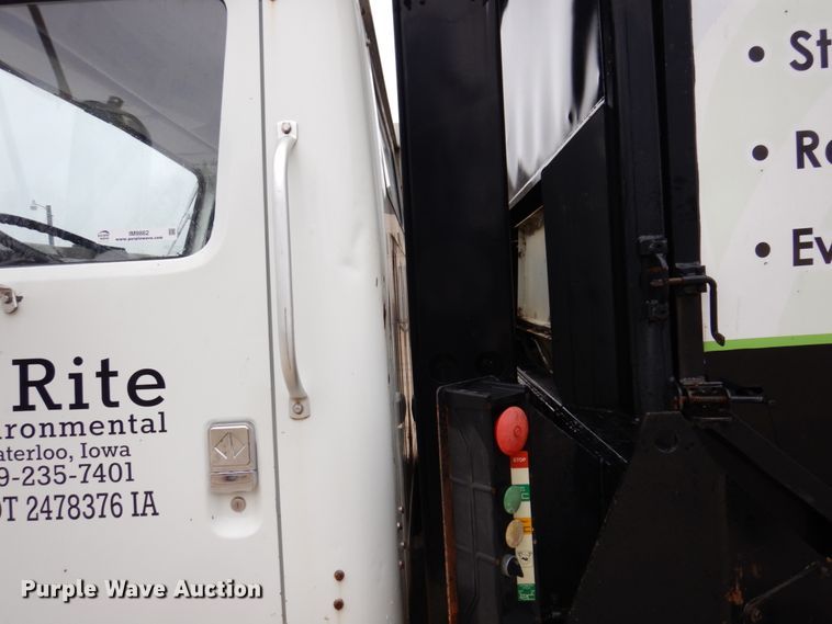 image for item IM9862 1999 International 4900  refuse truck