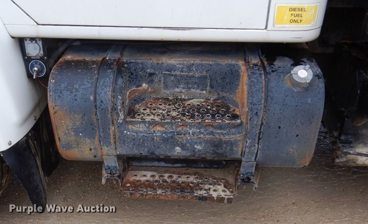 image for item IM9862 1999 International 4900  refuse truck