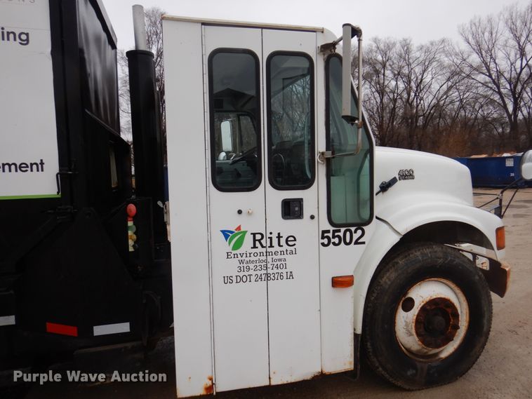 image for item IM9862 1999 International 4900  refuse truck