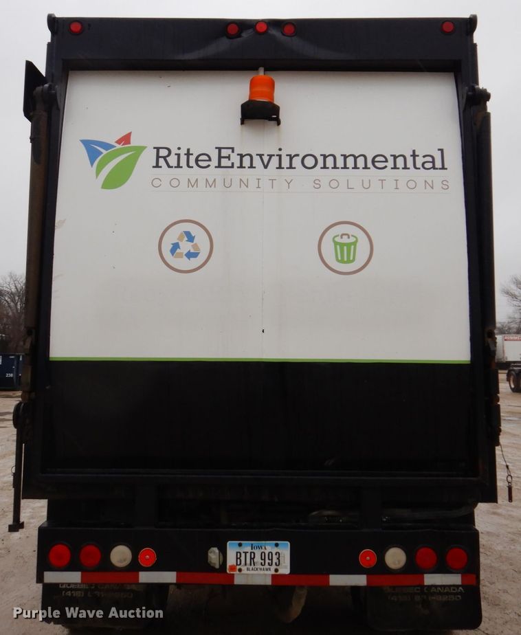 image for item IM9862 1999 International 4900  refuse truck