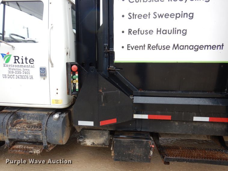 image for item IM9862 1999 International 4900  refuse truck