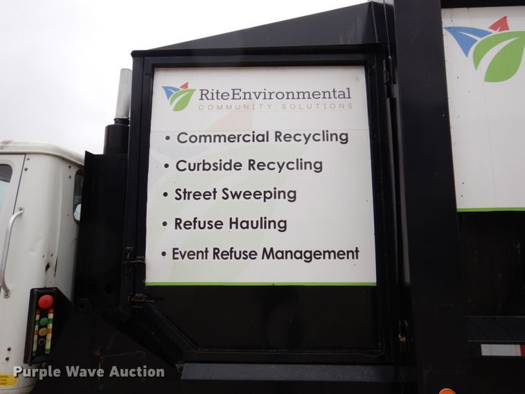 image for item IM9862 1999 International 4900  refuse truck