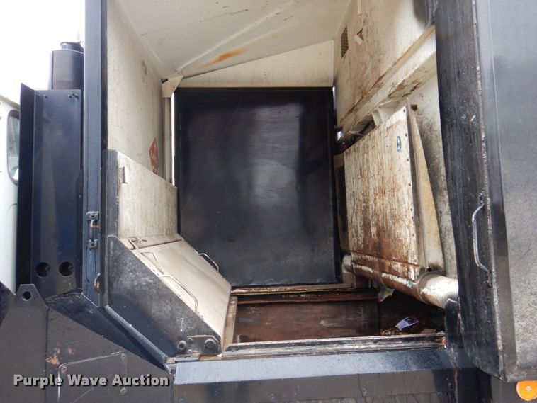 image for item IM9862 1999 International 4900  refuse truck