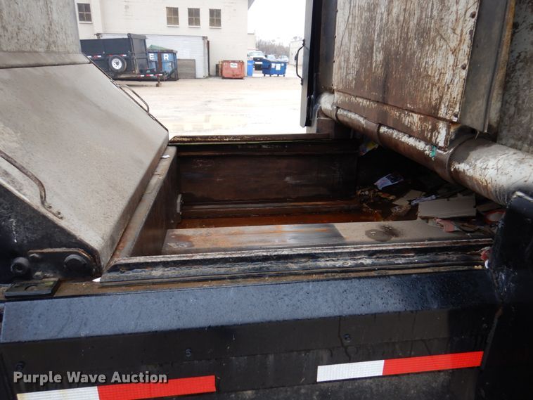 image for item IM9862 1999 International 4900  refuse truck