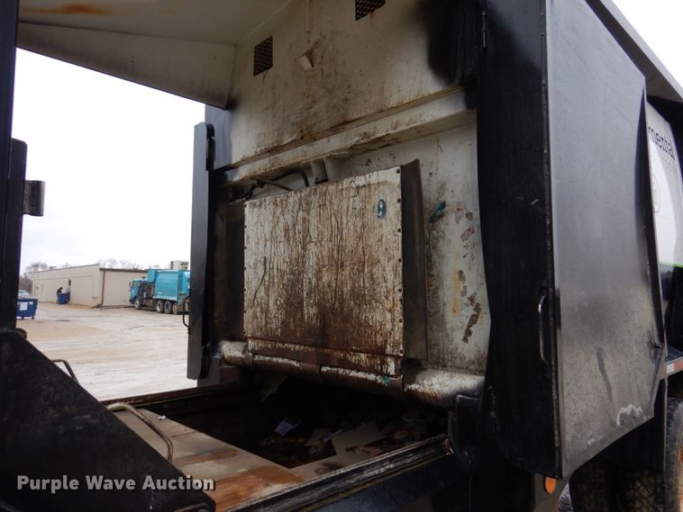 image for item IM9862 1999 International 4900  refuse truck