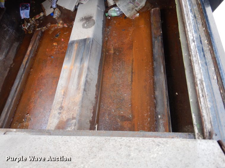 image for item IM9862 1999 International 4900  refuse truck