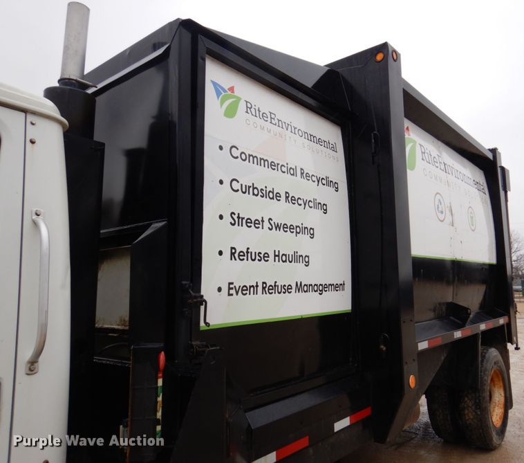 image for item IM9862 1999 International 4900  refuse truck