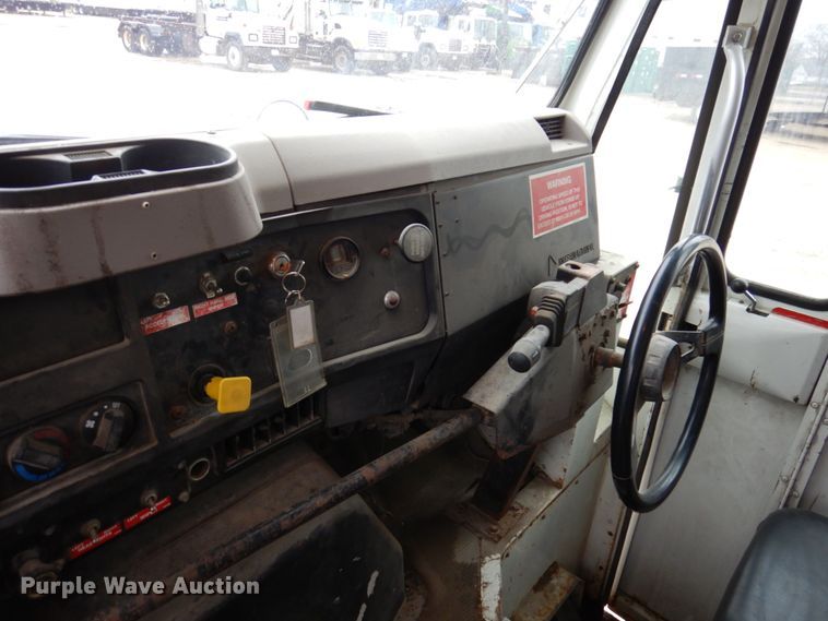 image for item IM9862 1999 International 4900  refuse truck