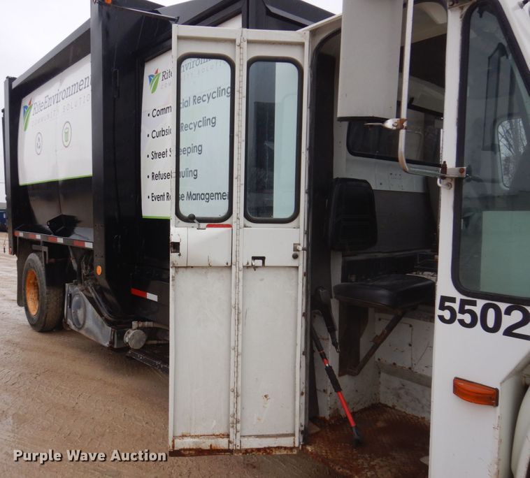 image for item IM9862 1999 International 4900  refuse truck