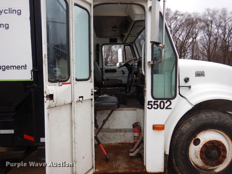 image for item IM9862 1999 International 4900  refuse truck