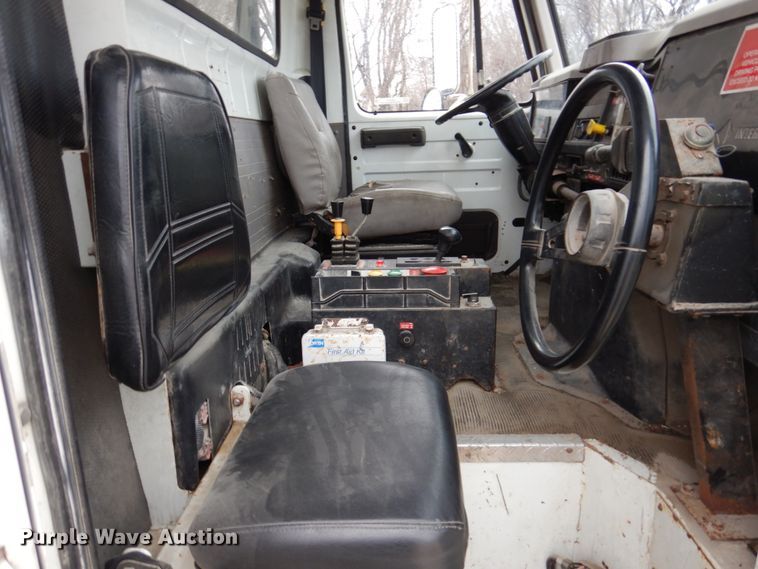 image for item IM9862 1999 International 4900  refuse truck