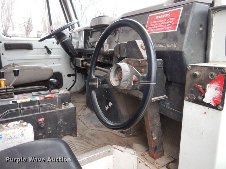 image for item IM9862 1999 International 4900  refuse truck