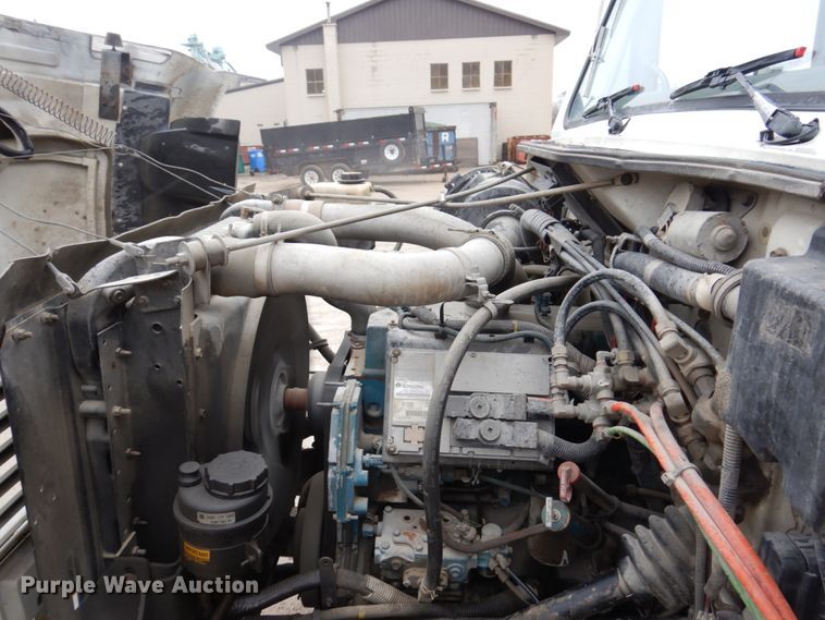 image for item IM9862 1999 International 4900  refuse truck