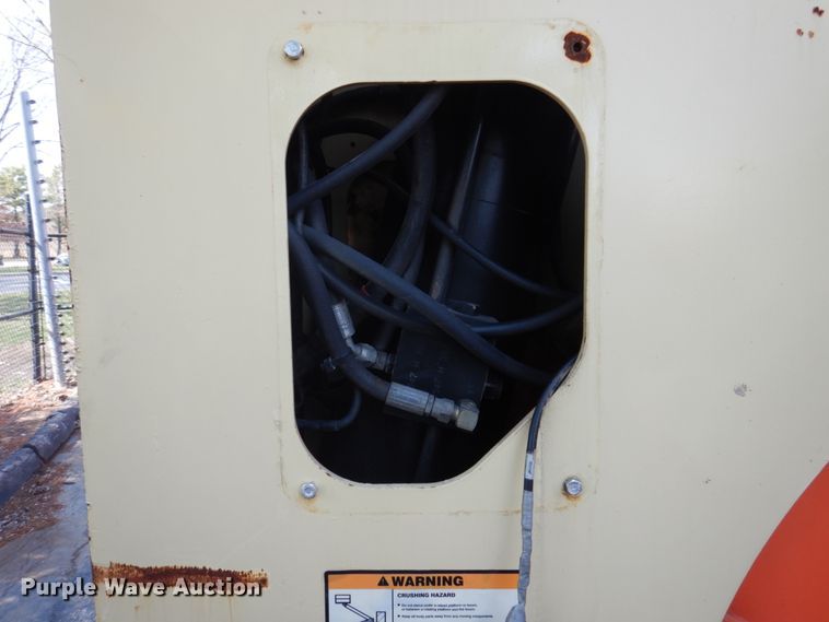 image for item IV9533 2000 JLG 800A  boom lift