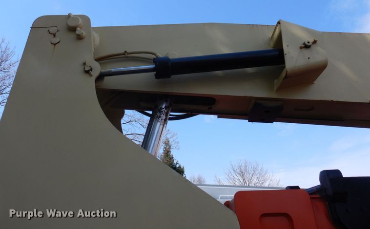 image for item IV9533 2000 JLG 800A  boom lift