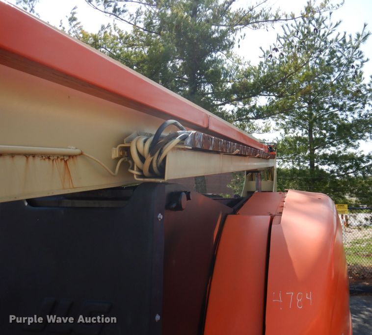 image for item IV9533 2000 JLG 800A  boom lift