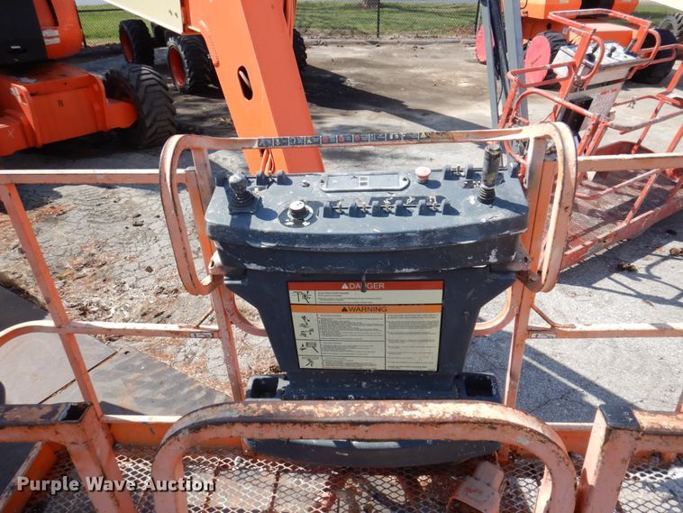 image for item IV9533 2000 JLG 800A  boom lift