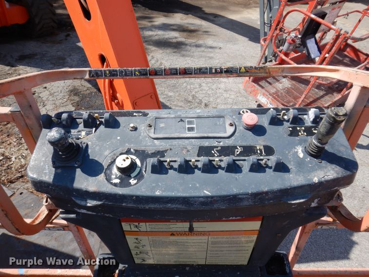 image for item IV9533 2000 JLG 800A  boom lift