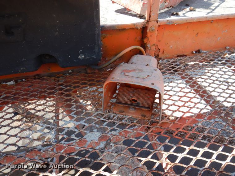 image for item IV9533 2000 JLG 800A  boom lift
