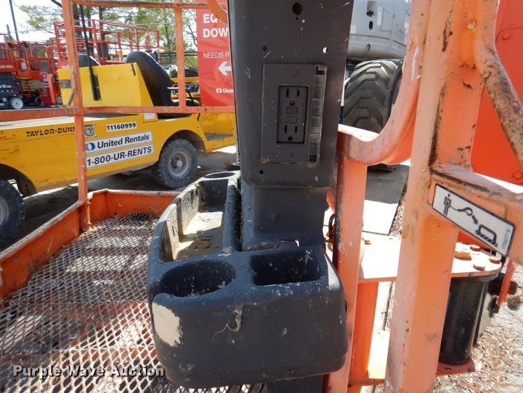 image for item IV9533 2000 JLG 800A  boom lift