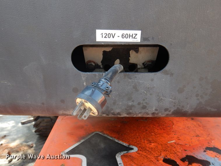 image for item IV9533 2000 JLG 800A  boom lift