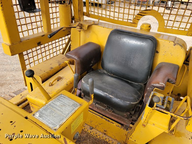 image for item JE9963 1969 Caterpillar D6C  dozer