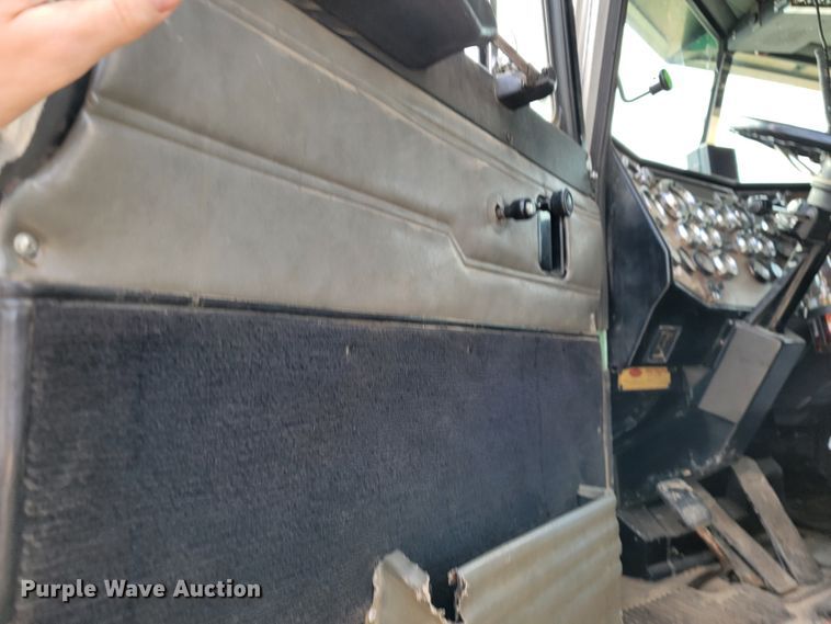 image for item JE9966 1995 Peterbilt 357  dump truck