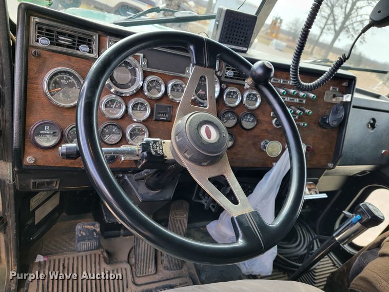 image for item JE9966 1995 Peterbilt 357  dump truck