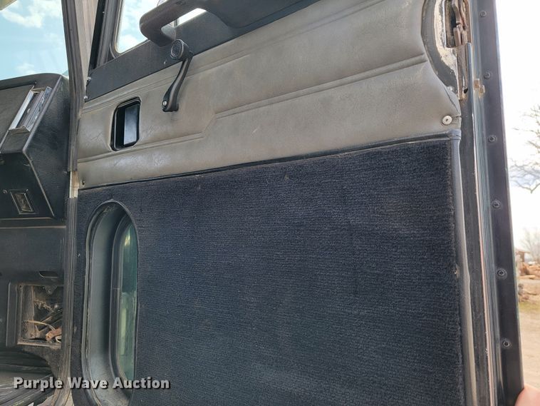 image for item JE9966 1995 Peterbilt 357  dump truck