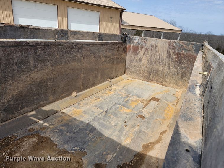 image for item JE9966 1995 Peterbilt 357  dump truck