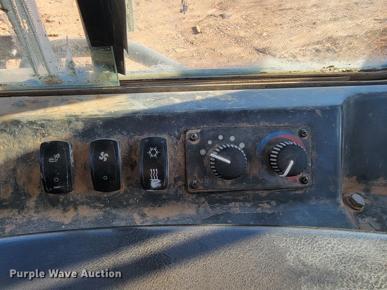 image for item JE9977 2013 John Deere 650K  dozer