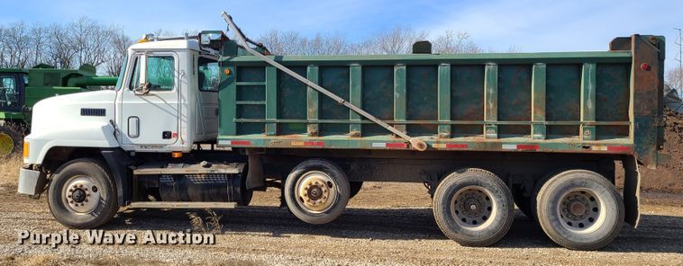 image for item JG9263 1999 Mack CH613  dump truck