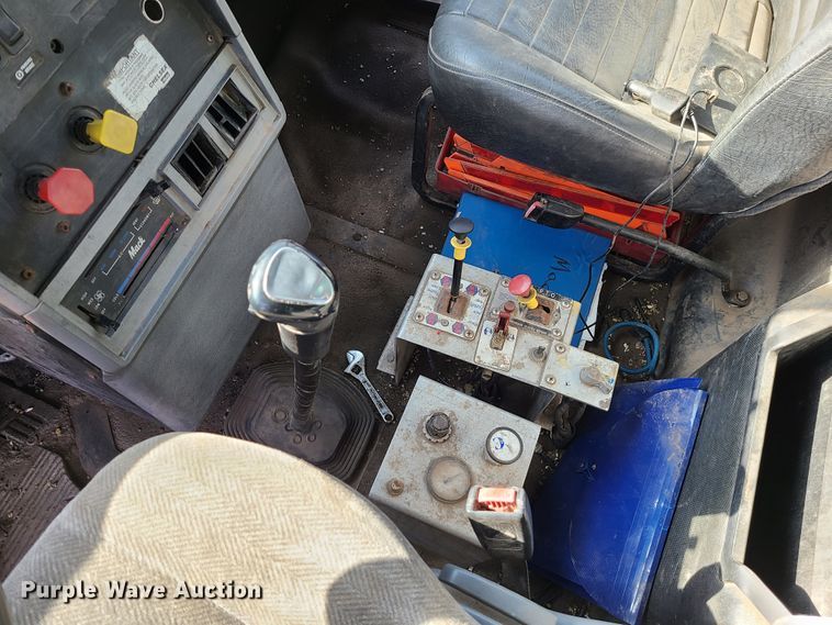 image for item JG9263 1999 Mack CH613  dump truck