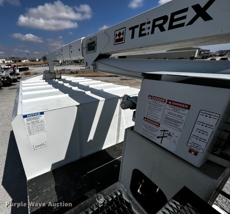 image for item JH9275 2011 Freightliner Business Class M2  forestry bucket truck