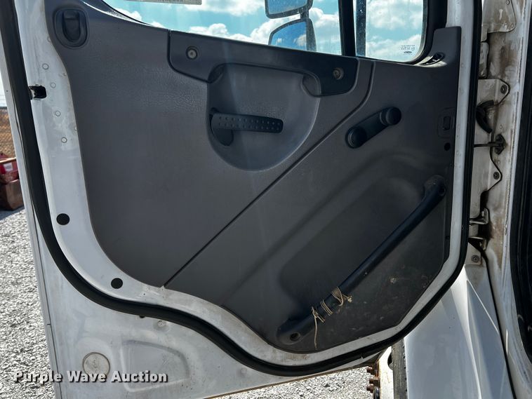 image for item JH9275 2011 Freightliner Business Class M2  forestry bucket truck