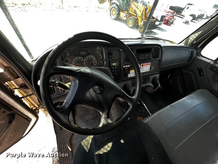 image for item JH9275 2011 Freightliner Business Class M2  forestry bucket truck