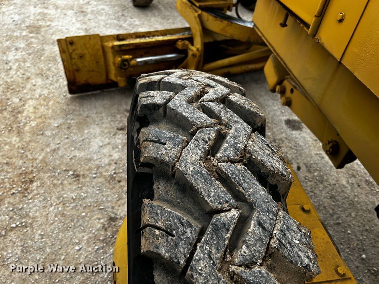 image for item JH9292 Allis-Chalmers  rigid frame motor grader