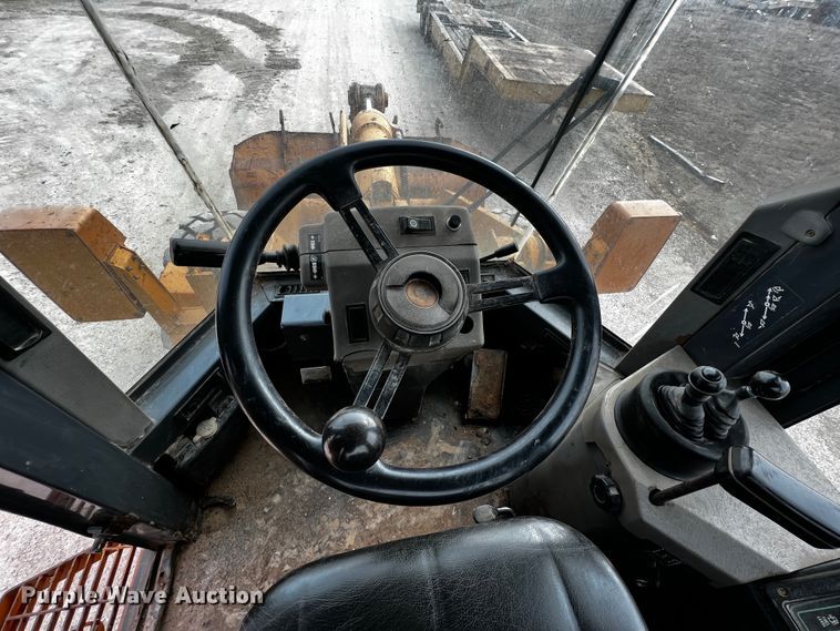 image for item JH9294 1998 Case 621B  wheel loader