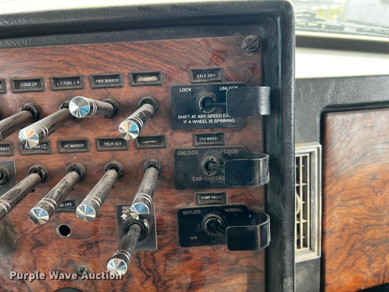 image for item JH9297 1998 Peterbilt 379  dump truck