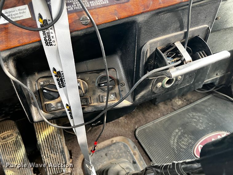 image for item JH9297 1998 Peterbilt 379  dump truck