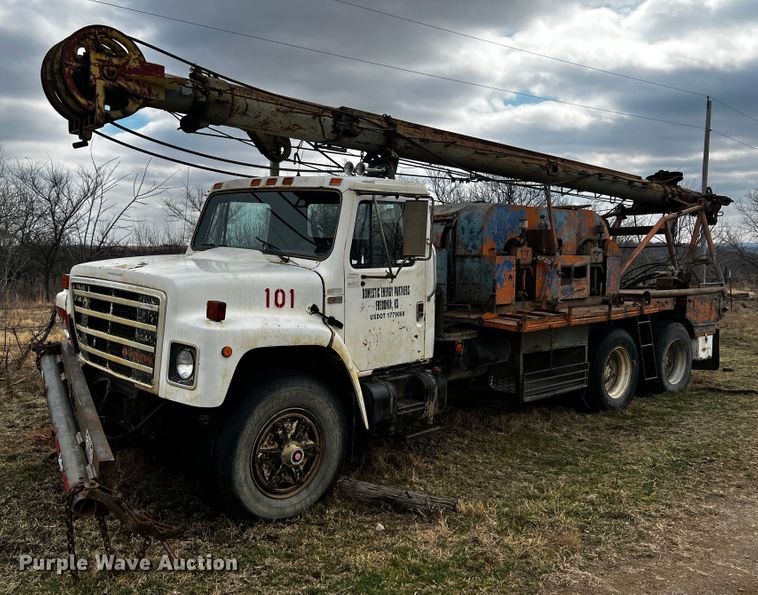 image for item JH9304 1989 International F1954  pulling unit