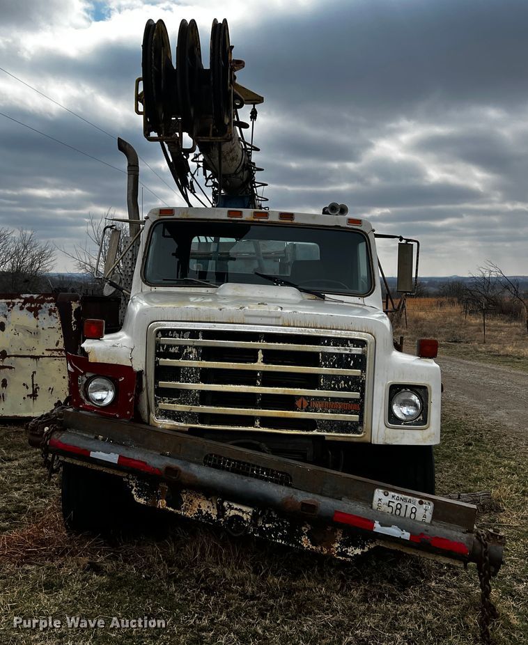 image for item JH9304 1989 International F1954  pulling unit